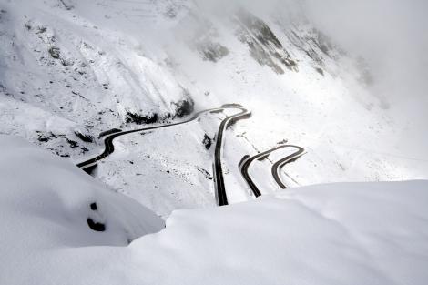 Ninsori puternice pe Transfăgărășan! Drumarii au intervenit de urgență cu utilajele de deszăpezire. Avertisment pentru șoferi