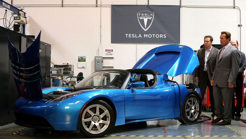 Elon Musk a prezentat noua „mașină zburătoare” Tesla! Ce poate face Roadster și când ar putea ajunge pe piață