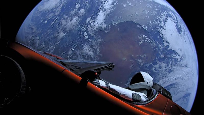 Elon Musk a prezentat noua „mașină zburătoare” Tesla! Ce poate face Roadster și când ar putea ajunge pe piață