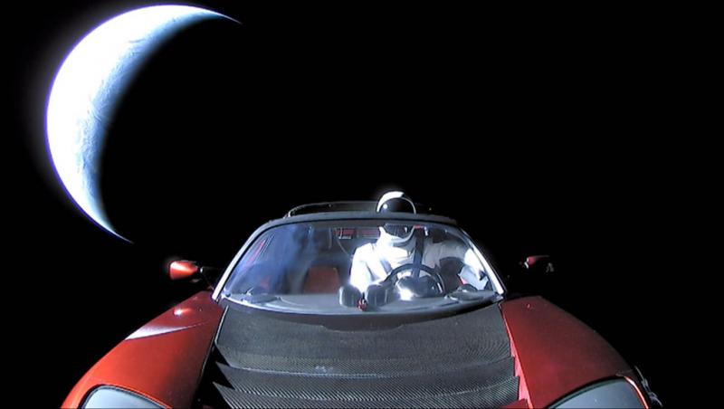 Elon Musk a prezentat noua „mașină zburătoare” Tesla! Ce poate face Roadster și când ar putea ajunge pe piață