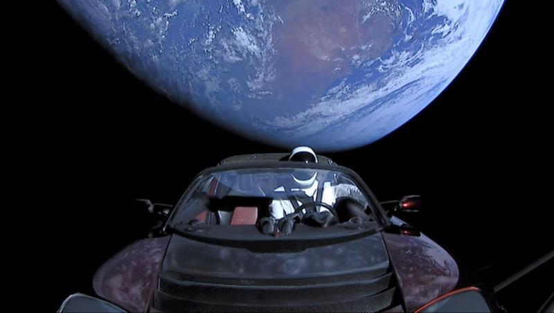 Elon Musk a prezentat noua „mașină zburătoare” Tesla! Ce poate face Roadster și când ar putea ajunge pe piață