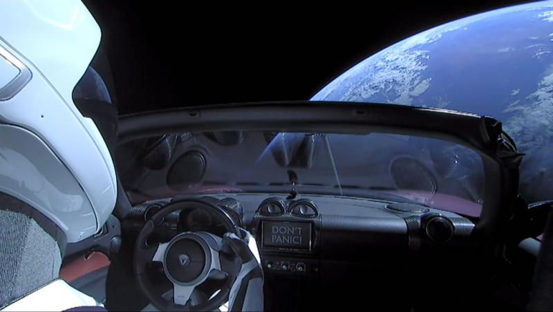 Elon Musk a prezentat noua „mașină zburătoare” Tesla! Ce poate face Roadster și când ar putea ajunge pe piață