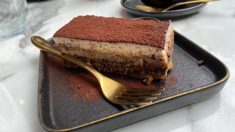 Cum faci tiramisu de dietă, fără zahăr și fără mascarpone. Ingredientul care îl face la fel de cremos ca originalul