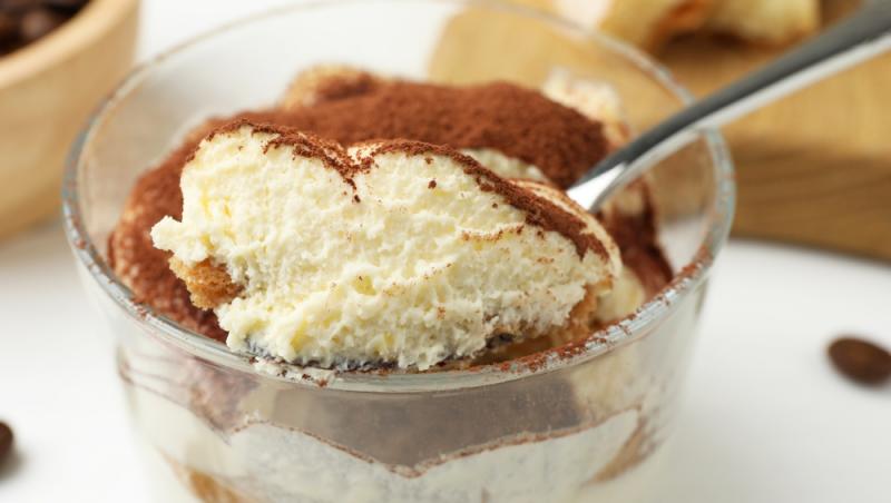 Cum faci tiramisu de dietă, fără zahăr și fără mascarpone. Ingredientul care îl face la fel de cremos ca originalul