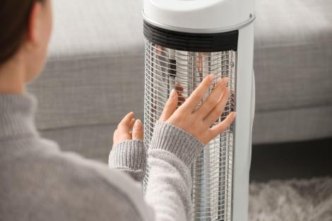 C&acirc;t consumă un calorifer electric dacă &icirc;l lași pornit 8 ore pe zi. Calculul care &icirc;ți arată c&acirc;t plătești &icirc;ntr-o lună