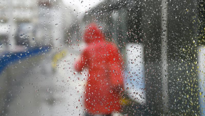 Cod Portocaliu de vreme rea! Meteorologii ANM anunță ploi și vijelii puternice în mai multe zone din țară