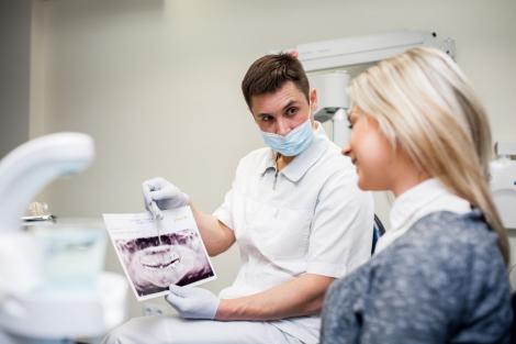(P) Ce poate depista medicul la un control stomatologic de rutină, dincolo de carii