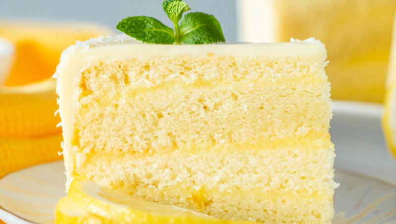Prăjitura cu lămâie care se topește în gură. Cum prepari desertul cu cremă fină, blat pufos și aromă intensă de citrice