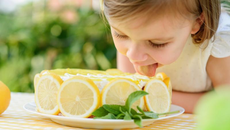 Prăjitura cu lămâie care se topește în gură. Cum prepari desertul cu cremă fină, blat pufos și aromă intensă de citrice