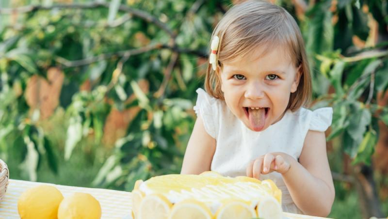 Prăjitura cu lămâie care se topește în gură. Cum prepari desertul cu cremă fină, blat pufos și aromă intensă de citrice