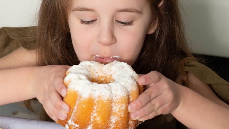 Prăjitura cu lămâie care se topește în gură. Cum prepari desertul cu cremă fină, blat pufos și aromă intensă de citrice