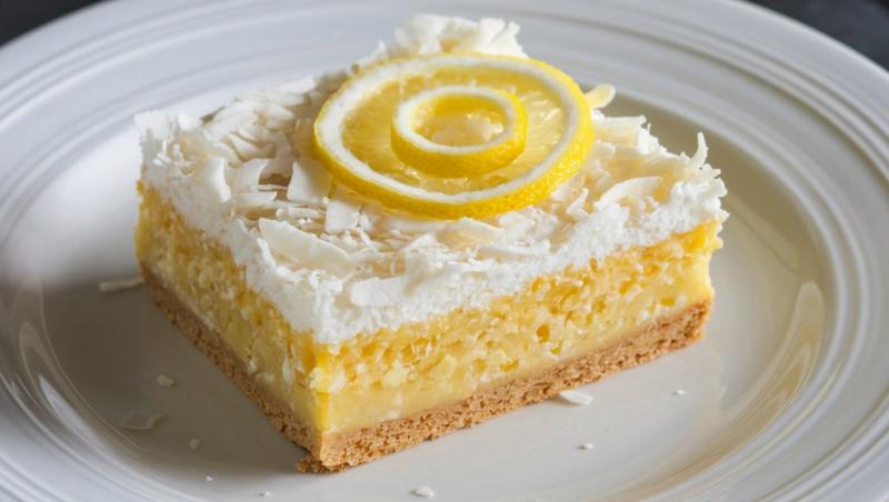Prăjitura cu lămâie care se topește în gură. Cum prepari desertul cu cremă fină, blat pufos și aromă intensă de citrice