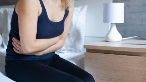Ce să bei seara dacă te simți balonat. Băutura simplă recomandată de dieteticieni &icirc;nainte de culcare