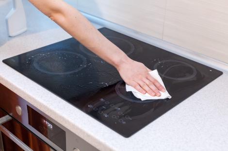 Greșeala pe care să nu o faci c&acirc;nd cureți plita cu inducție. Experții spun că &icirc;i poți deteriora suprafața