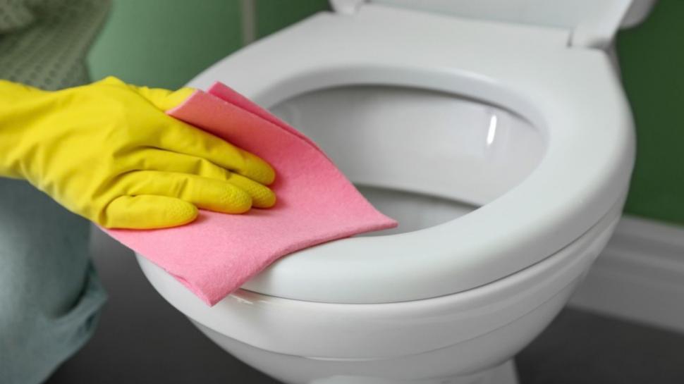Poți curăța vasul de toaletă cu oțet? Experții spun ce funcționează, de fapt, și greșeala pe care să nu o faci