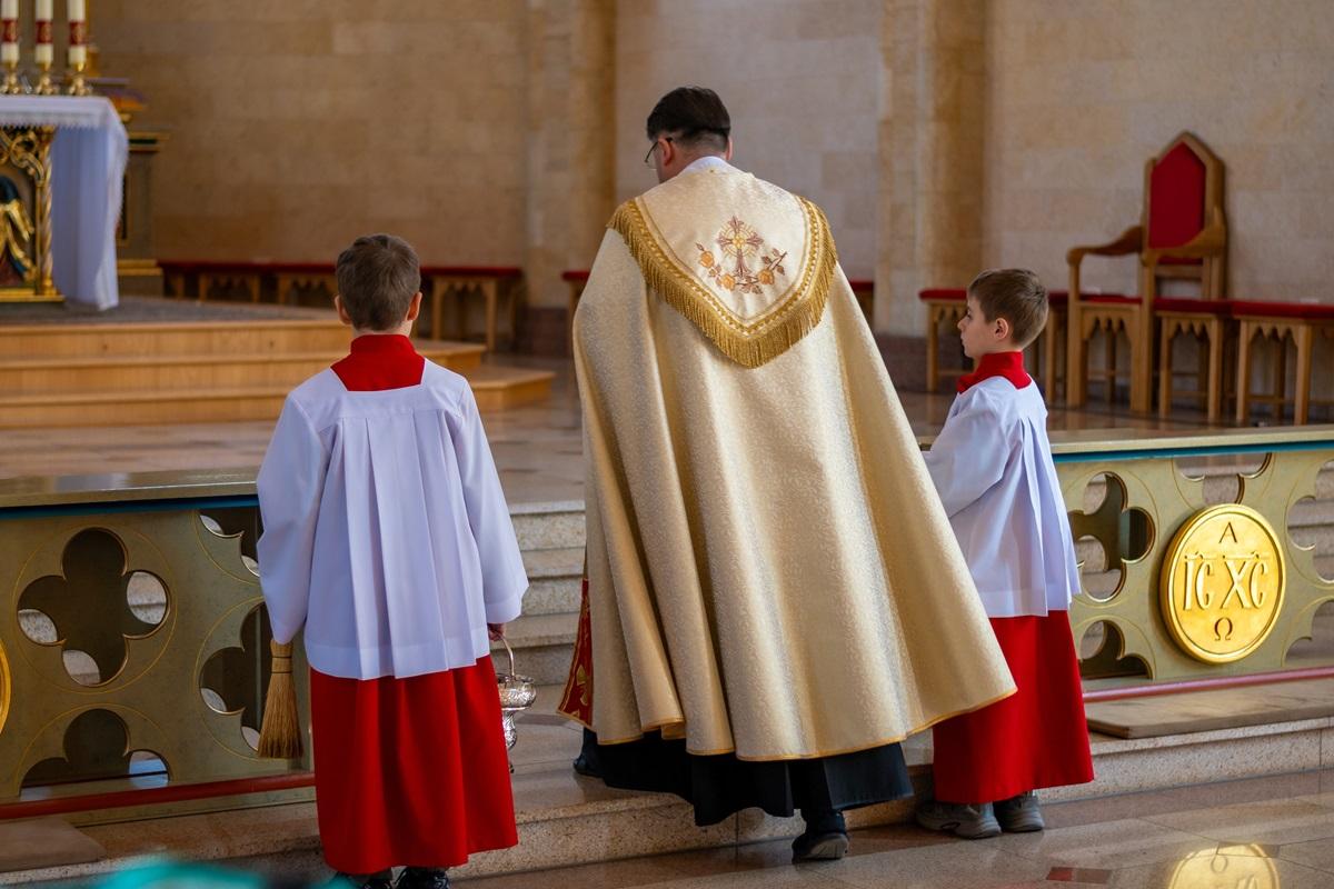 Decizie controversată la Vatican. Ce a pățit un diacon care și-a dat demisia din biserică după ce fiul său a fost abuzat