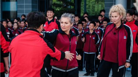 Momente tensionate la Asia Express! Oana Tomoiagă, trasă de rucsac de un șofer. Bărbatul a amenințat că va chema poliția