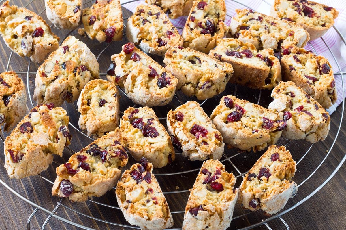 Biscotti cu merișoare și nuci, aromați cu portocală. Rețetă de biscuiți italienești crocanți