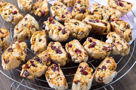 Biscotti cu merișoare și nuci, aromați cu portocală. Rețetă de biscuiți italienești crocanți