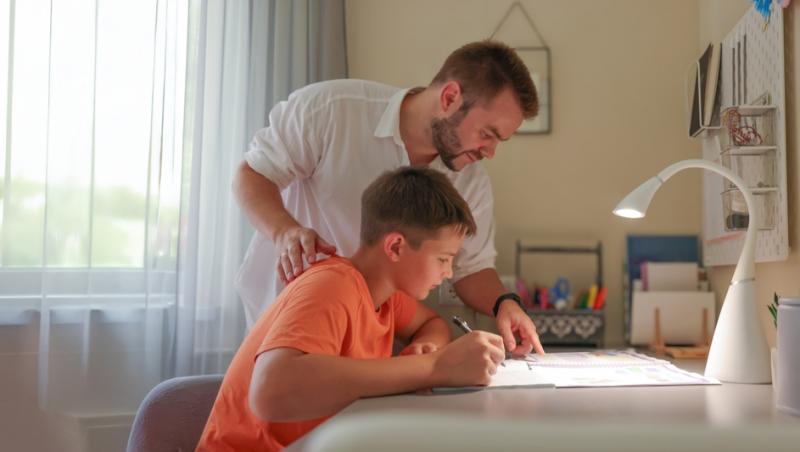 Au voie profesorii să le dea elevilor teme pentru vacanța de toamnă? Ce prevede regulamentul și ce trebuie să știe părinții