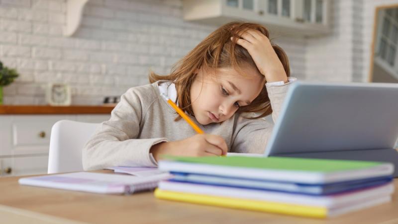 Au voie profesorii să le dea elevilor teme pentru vacanța de toamnă? Ce prevede regulamentul și ce trebuie să știe părinții