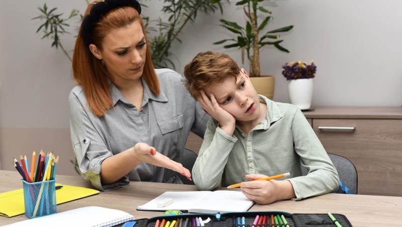 Au voie profesorii să le dea elevilor teme pentru vacanța de toamnă? Ce prevede regulamentul și ce trebuie să știe părinții