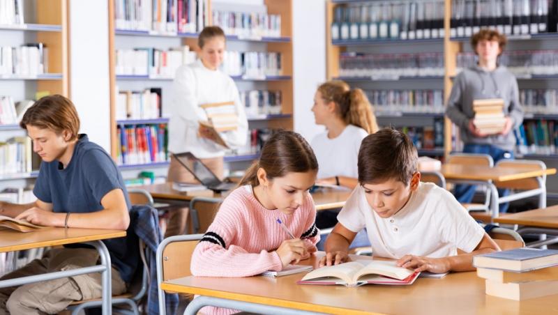 Au voie profesorii să le dea elevilor teme pentru vacanța de toamnă? Ce prevede regulamentul și ce trebuie să știe părinții