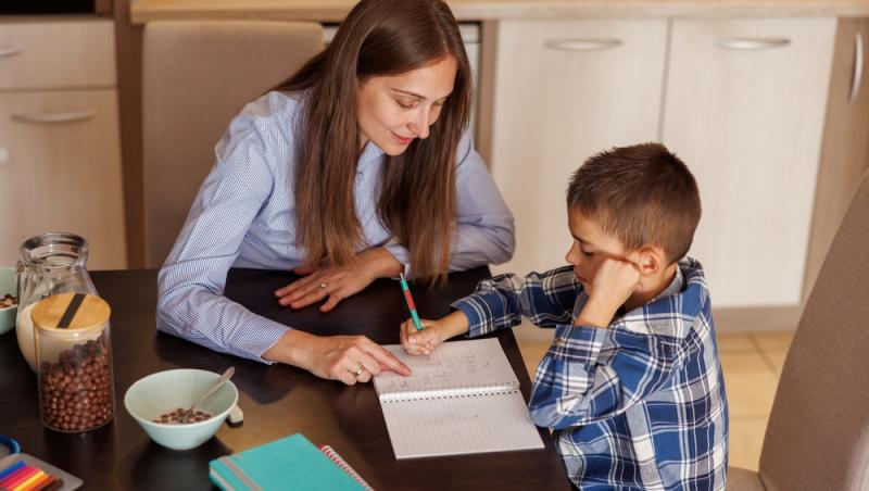 Au voie profesorii să le dea elevilor teme pentru vacanța de toamnă? Ce prevede regulamentul și ce trebuie să știe părinții