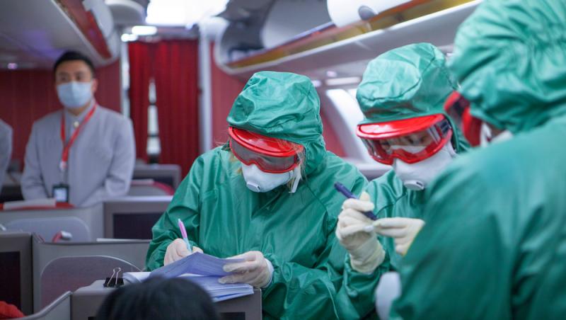 medici &icirc;n echipament la bordul avionului