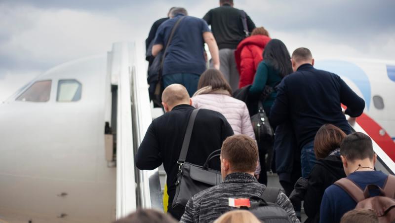 Alertă pe un aeroport din Germania, după ce mai mulți pasageri s-au îmbolnăvit în timpul zborului. Suspiciuni de norovirus
