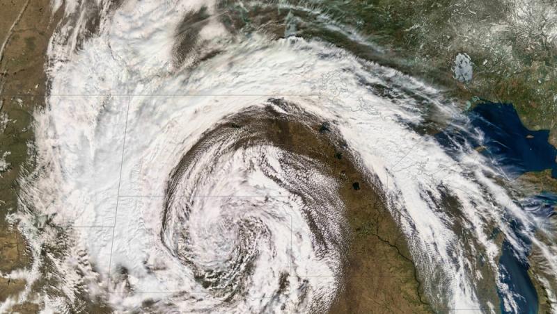 Imagini spectaculoase cu o tornadă uriașă în SUA. Fenomenul a acoperit șoseaua și s-a îndreptat spre mașinile din trafic | VIDEO