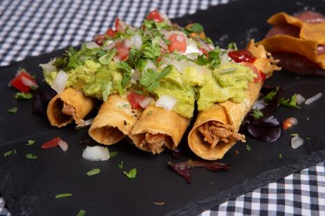 Taquitos cu pui și cașcaval la cuptor. Rețetă de rulouri mexicane din tortilla, umplute cu carne de pui