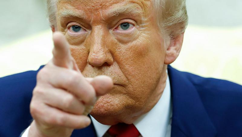 donald trump arăt&acirc;nd cu degetul