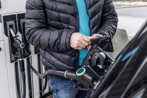 Cum să faci mașina să consume mai puțin, &icirc;n contextul scumpirii carburanților. Trucuri simple care te ajută să economisești