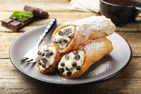 Cannoli sicilieni cu ricotta și ciocolată &ndash; rețetă italiană cu coji crocante și cremă fină