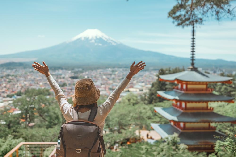 turistă care se uită la muntele fiji