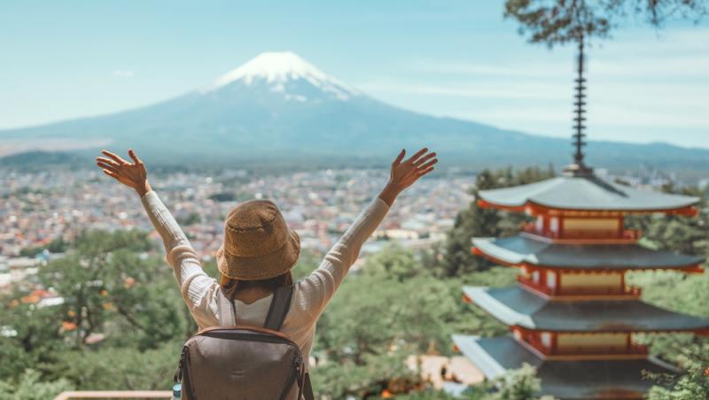 turistă care se uită la muntele fiji