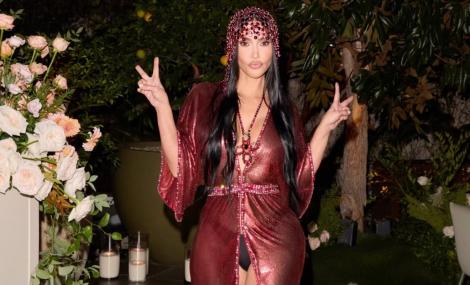 Kim Kardashian a &icirc;mplinit 46 de ani! Ce ținută spectaculoasă a purtat starleta de ziua ei de naștere