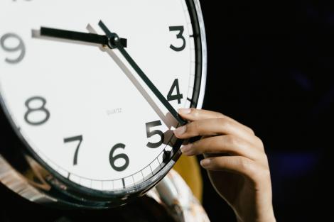 Schimbarea orei din 25 octombrie 2026 ne afectează creierul. Ce se &icirc;nt&acirc;mplă &icirc;n organism, deși dormim o oră &icirc;n plus