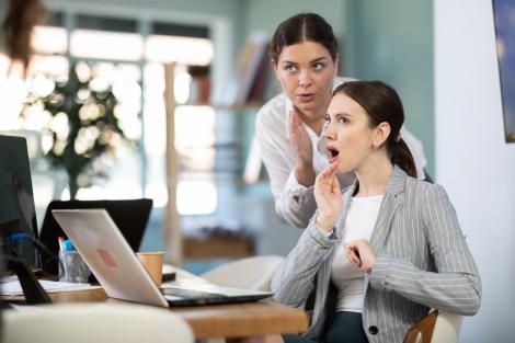 Cinci semne că un coleg &icirc;ncearcă să te saboteze la serviciu. Comportamentele pe care nu ar trebui să le ignori