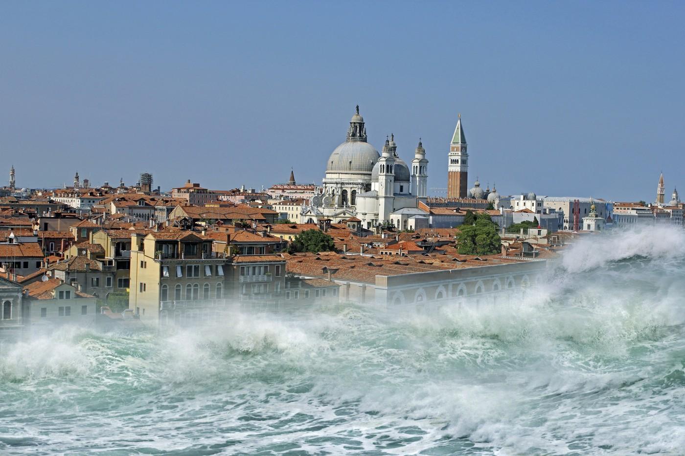 Tsunami care lovește Veneția, imagine montaj