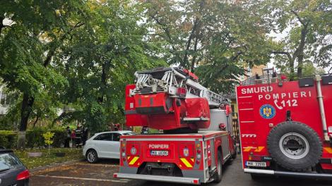 Alertă &icirc;n București! Un bloc cu bulină roșie s-a fisurat de la etajul 5 la 8. Zeci de locatari, evacuați de urgență