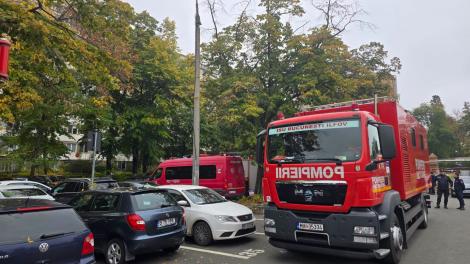 Alertă &icirc;n București! Un bloc cu bulină roșie s-a fisurat de la etajul 5 la 8. Zeci de locatari, evacuați de urgență