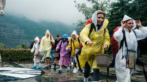 Loredana și Ana au dăr&acirc;mat steagul Asia Express! Momentul care a st&acirc;rnit hohote de r&acirc;s: &bdquo;A leșinat steagul&rdquo;