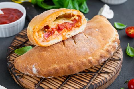 Calzone de casă cu mozzarella, salam pepperoni și legume