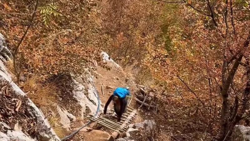 Satul din România în care poți ajunge doar pe jos, după câteva ore de mers prin munți