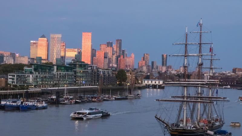 Anglia, Londra, Greenwich, r&acirc;ul Tamisa și orizontul cartierului Canary Wharf, cu vasul olandez &bdquo;Stad Amsterdam&rdquo; &icirc;n lumina sf&acirc;rșitului de după-amiază