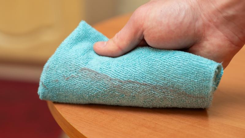 Trucul simplu care poate împiedica praful să se depună rapid pe mobilă. Ai nevoie de un produs folosit, de obicei, pentru haine