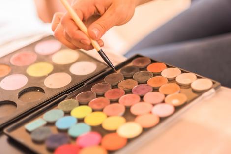 O rom&acirc;ncă, oripilată de suma cerută pentru un machiaj de mireasă. Indiciu: a costat mai mult decat un televizor 4k