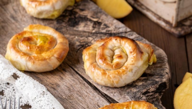 Pateuri cu spanac și trei feluri de brânză, crocante la exterior și cremoase la interior. Rețeta simplă, pas cu pas